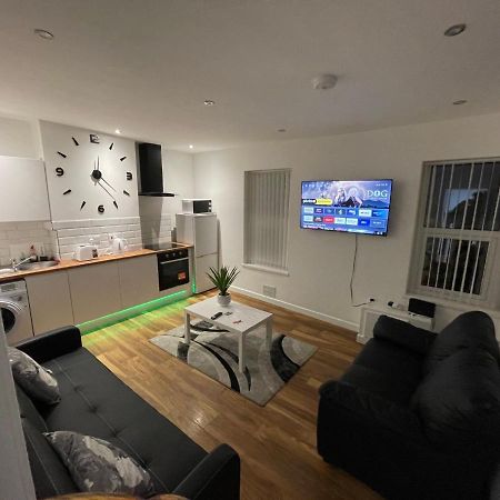 Central Serviced Apartments - Two Bedroom Apartment Cardiff Bagian luar foto
