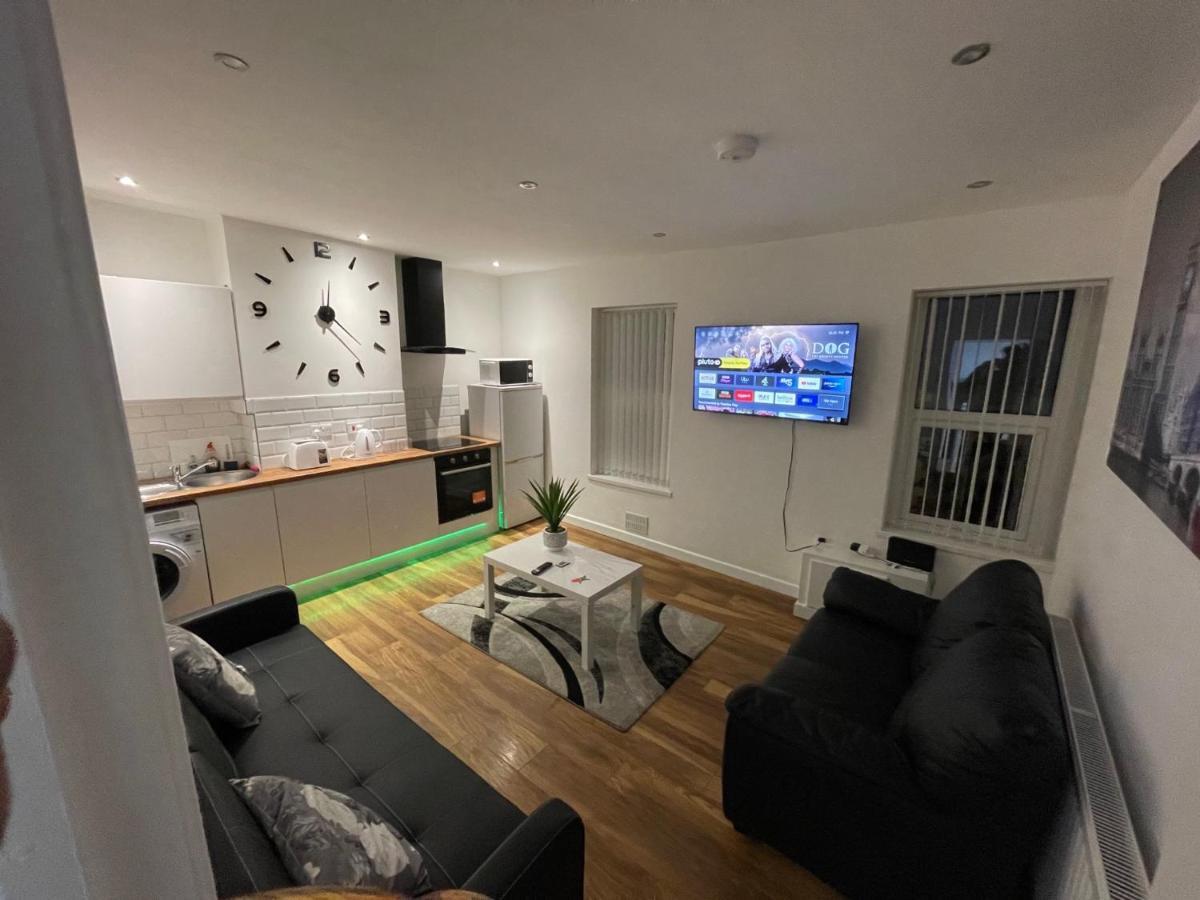 Central Serviced Apartments - Two Bedroom Apartment Cardiff Bagian luar foto