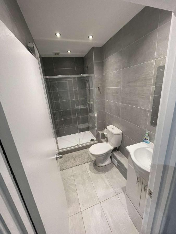 Central Serviced Apartments - Two Bedroom Apartment Cardiff Bagian luar foto